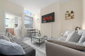 4 Bedroom House near City Centre Sleeps 10